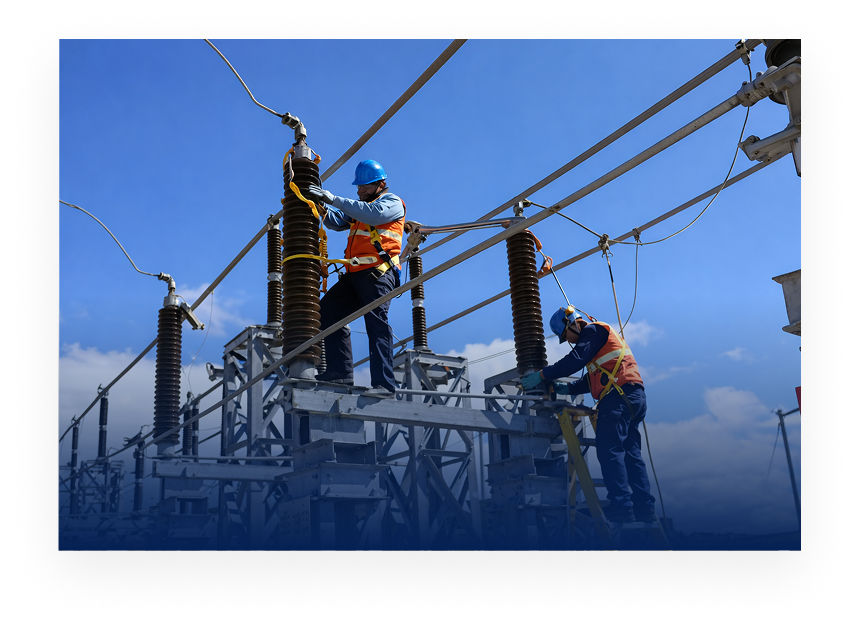 Ingeniero realizando mantenimiento de protecciones en líneas de transmisión