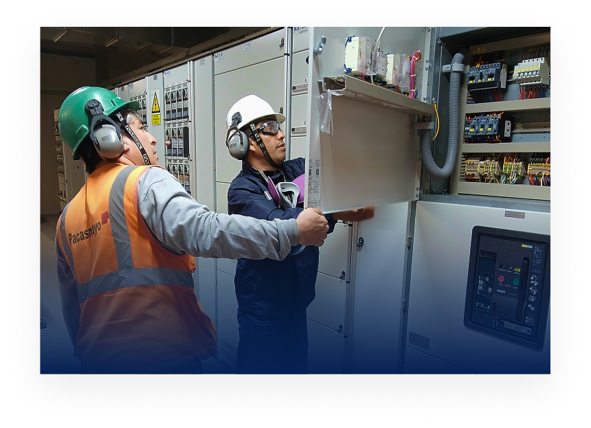 Ingenieros realizando pruebas y estudios especializados de protección eléctrica